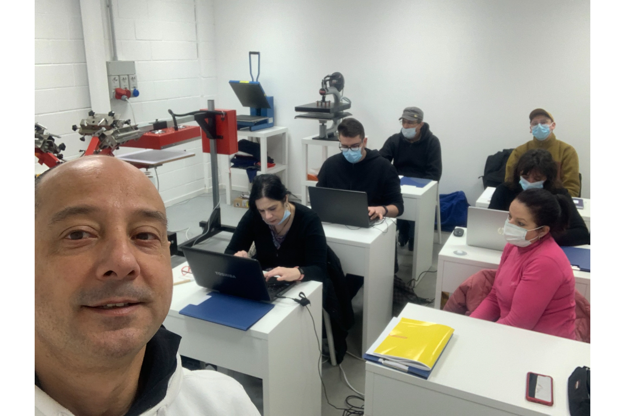 <p>Selfie di Fabrizio Selis, socio e ceo di Mst nonché fondatore e formatore dell’Atelier della stampa, con i suoi studenti</p>
